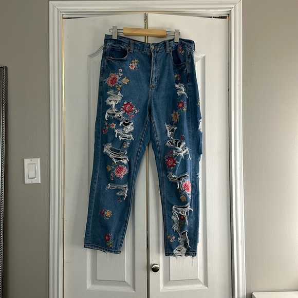 American Eagle Floral Embroidery Mom Jeans Size 10 Short - Picture 4 of 8